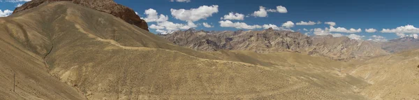 Красивый живописный вид на Намику Ла, высота 12198 футов в Ладакхе , — стоковое фото
