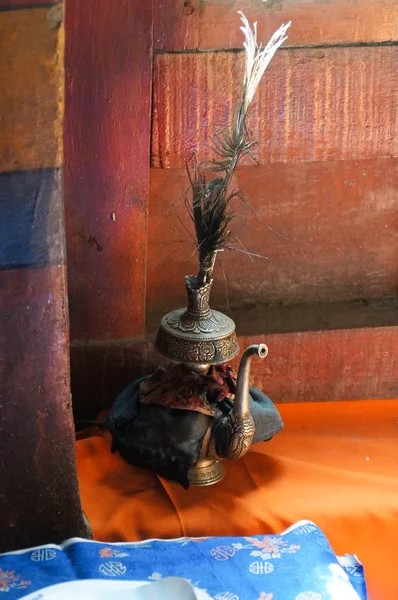 Тибетский буддийский натюрморт - водный сосуд. Хемис-гомпа , — стоковое фото