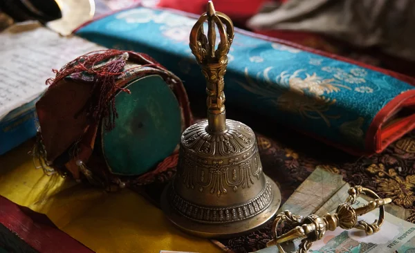 Tibetisches buddhistisches Stillleben - Glocke in hemis gompa, ladakh, — Stockfoto