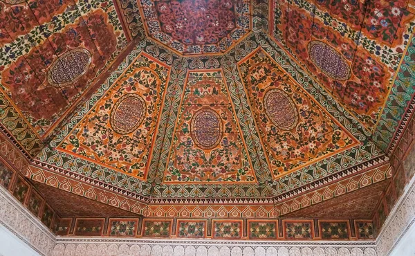 Un techo de madera pintada del Palacio de la Bahía en Marrakech —  Fotos de Stock