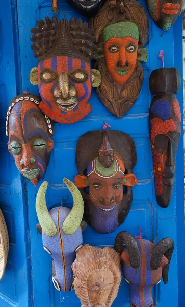 Piękne kolorowe maski drewna na rynku w Maroko — Zdjęcie stockowe
