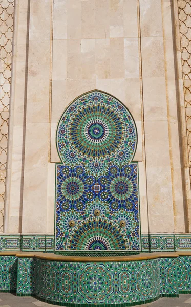 Fonte decorada da mesquita Hassan II em Casablanca — Fotografia de Stock