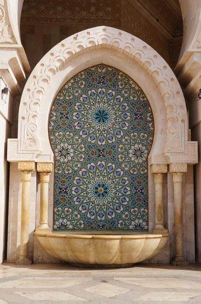 Fonte de pedra decorada da mesquita Hassan II em Casablanca — Fotografia de Stock