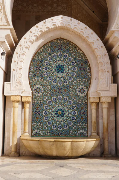 Casablanca'da Hassan II caminin taş çeşme dekore edilmiş