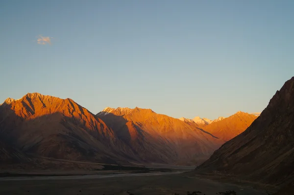 Sunset over Himalayas mountains in Nubra valley , Northern India — Stock Photo, Image