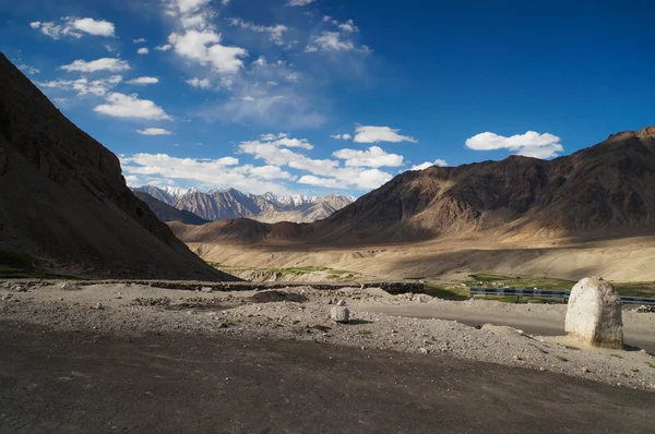 Beautiful way from Nubra Valley to Diskit Monastery in Ladakh, India — Stock Photo, Image