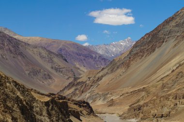 Zanskar ve Indus izdiham yakınındaki güzel dağ rive