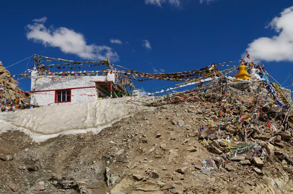Tibetan prayer flags and stupa at  Khardung La Pass,India — Stock Photo, Image