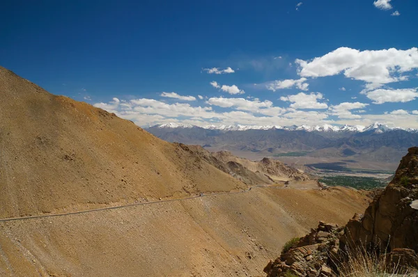 Camino en la montaña a Leh, Ladakh, India — Foto de Stock