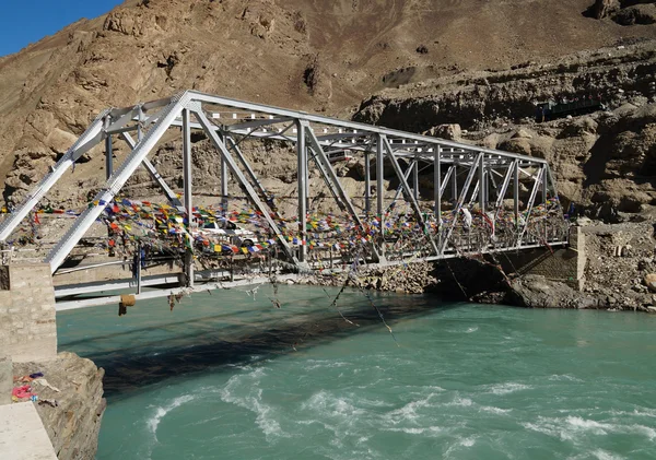 The bridge crossing the river in Ladakh, India — Stock Photo, Image