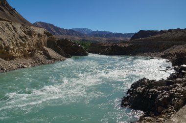 Nehir akarsu Lamayuru giderken Basgo Manastırı Ladakh, Hindistan