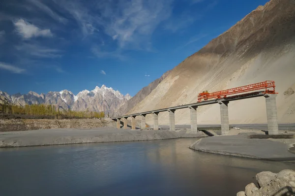 Bridge construction across the Indus River along the Karakorum H — Stock Photo, Image