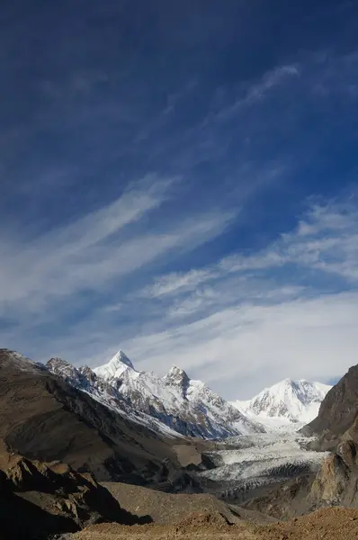 Glaciar Pasu y hermoso cielo en el norte de Pakistán — Foto de Stock