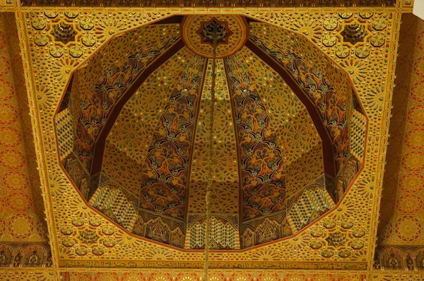 在摩洛哥卡萨布兰卡 Hassan 二世清真寺内部拱顶. — 图库照片