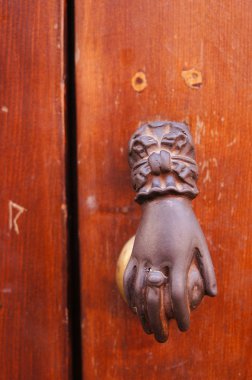 Bir yandan bir kapı Marakeş'şeklinde eski tokmağı