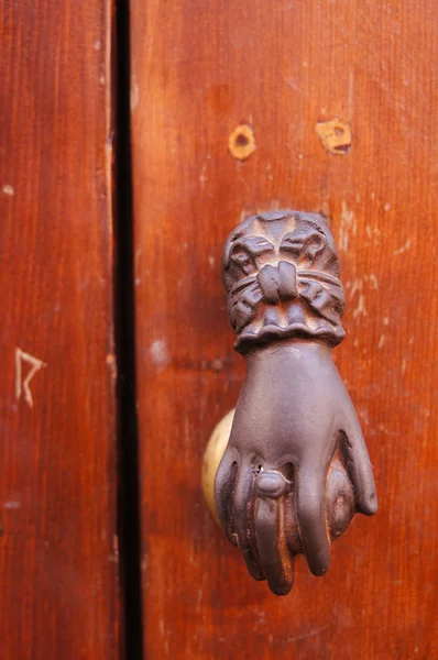 Old knocker in the shape of a hand on a door  in Marrakech — Stock Photo, Image