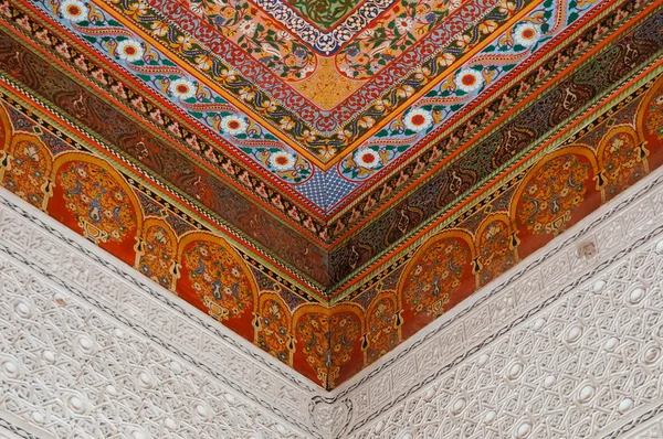 Oosterse decoratieve plafond in de bahia palace, marrakech — Stockfoto