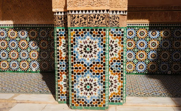 Detalles arquitectónicos de Patio de Ali Ben Youssef Madrasa, Marrkech — Foto de Stock