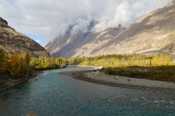 Vackra berg och flod i norra dalen, norra Pakistan — Stockfoto