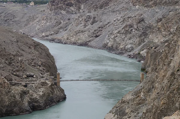 Bridge nära sammanflödet av Indus och Gilgit floder i norra Pa — Stockfoto