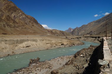 Himalaya dağ manzarası ile nehir Leh, Ladakh, Hindistan