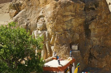 Çok büyük rakam çarpıcı Maitreya Buda kaya yüzüne oyulmuş
