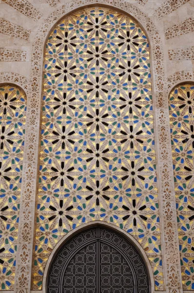 Detalhe de um enorme decorado com tradicional árabe islâmico orname — Fotografia de Stock