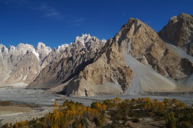 Mavi gökyüzü, Pakistan ile güzel Karakurum Dağları 