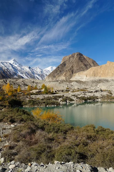 Beautiful lake and mountains in Northern  Pakistan — Stock Photo, Image