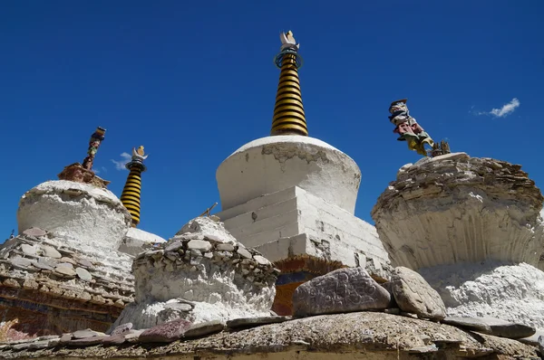 Tibetanska buddhistiska Mani stenar med snidade mantran i Lamayuru klostret, Indien — Stockfoto