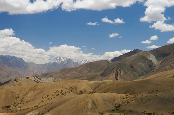 Mountain and sky  at fatula top ,the heighest point between srinagar-leh,India — Stock Photo, Image