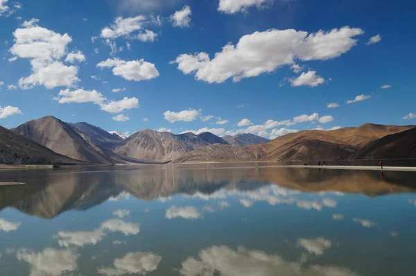 Панорамним видом на Pangong озеро в Ладакх, Індія — стокове фото