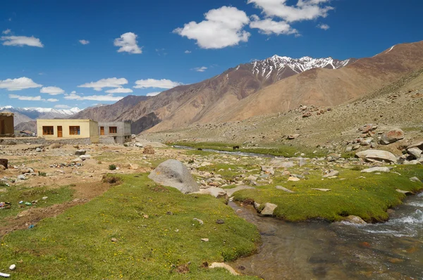 Paesaggio con montagna, roccia e torrente a Ladakh, India — Foto Stock