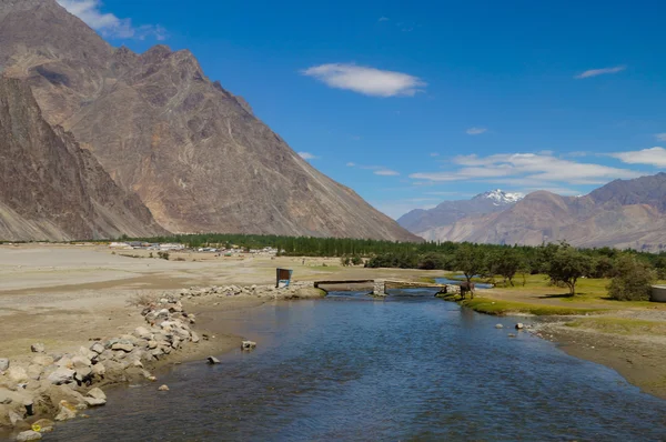 Beautiful scenic view of mountain and river near sand dune in  Nubra valley — Stock Photo, Image