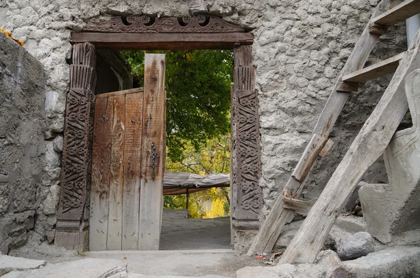 Puerta de madera con patten floral antiguo. Técnica de tallado en madera, Pakistán — Foto de Stock