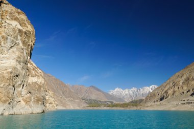 Tupopdan tepeler ve Attabad Gölü, Kuzey Pakistan