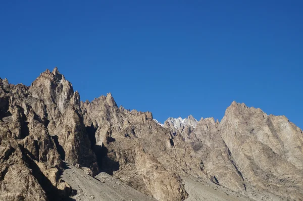 Vreemde bergen en de blauwe hemel in Noord-Pakistan — Stockfoto