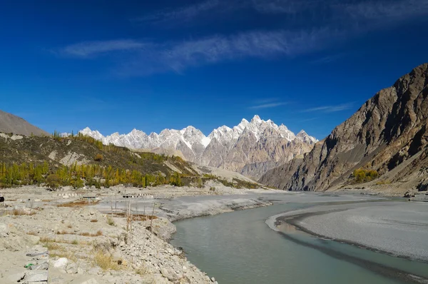Tupopdan κορυφές και μικρό ποτάμι στο βόρειο Πακιστάν. — Φωτογραφία Αρχείου