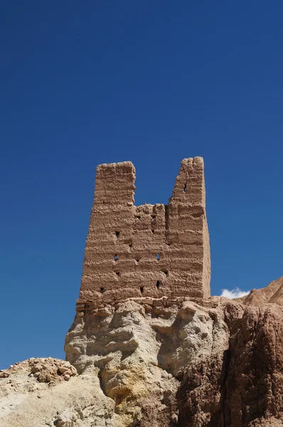 Дивовижні мальовничим видом - самотній зруйнований вежа стародавнього Basgo fortr — стокове фото