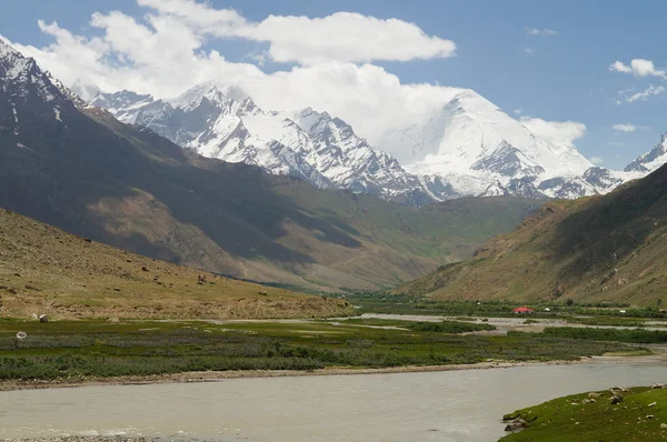 Hermosa montaña y río en Suru Valley, Ladakh, India — Foto de Stock