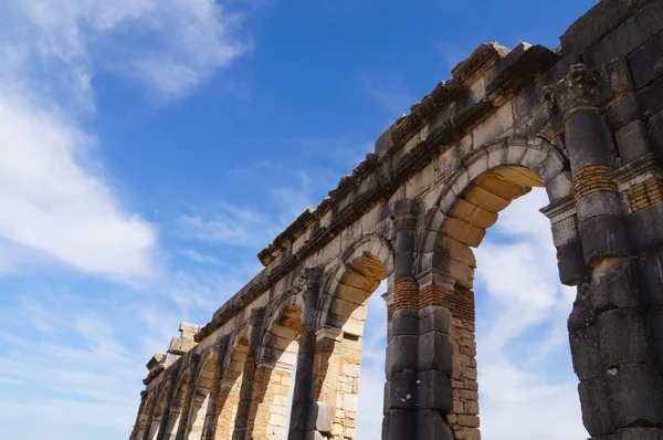 Decumanus 막시무스는 개선문 Volubilis, 모로코, 아프리카에서의 중요 한 군과 seremonical 구조 — 스톡 사진