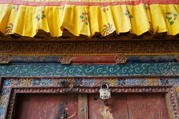 Beau détail de la porte du monastère de Basgo, Ladakh, Inde — Photo