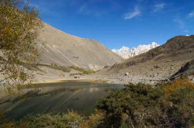 Borith göl kenarında Pasu buzul Güz, Kuzey Pakistan