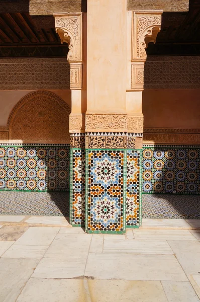 รายละเอียดสถาปัตยกรรมของ Ali Ben Youssef Madridasa, Marrakech, โมร็อกโก — ภาพถ่ายสต็อก