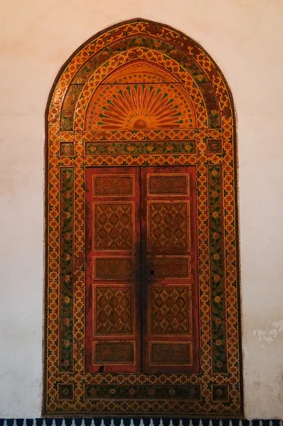 Porta bonita no Palácio da Bahia, Marrakech, Marrocos — Fotografia de Stock