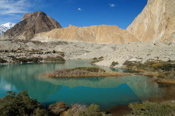美しい湖やパキスタン北部の山々 — ストック写真