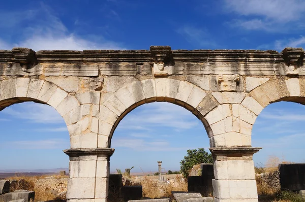 Decumanus Maximus é o arco triunfal em Volubilis, Marrocos . — Fotografia de Stock