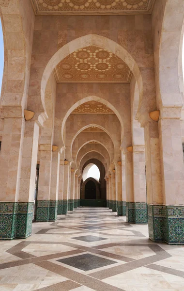 Los pasillos interiores de la mezquita Hassan II de Casablanca , — Foto de Stock