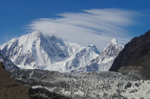 Vysoká hora v Pasu ledovec, Severní Pákistán — Stock fotografie
