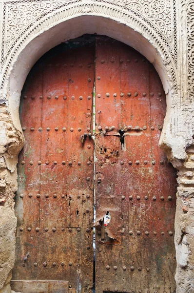 Puerta de madera decorada antigua en el casco antiguo de Fez, Marruecos — Foto de Stock